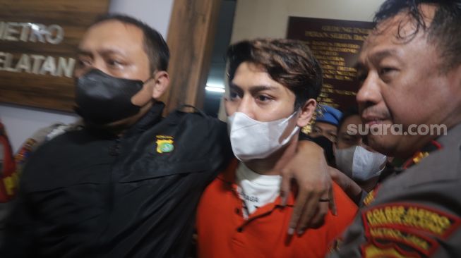 Rizky Billar dihadirkan saat rilis kasus KDRT di Polres Jakarta Selatan, Kamis (13/10). [Suara.com/Oke Atmaja]