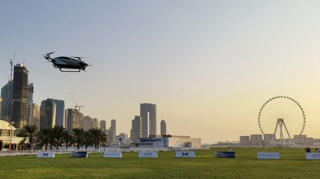 Mobil terbang listrik Xpeng X2 saat diuji coba selama pameran teknologi GITEX di Dubai, Uni Emirat Arab, Senin (10/10/2022). [Dubai Chambers / AFP]
