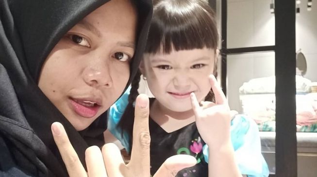 Potret Anak Artis Bareng Pengasuh (instagram/@siti_syalalah)