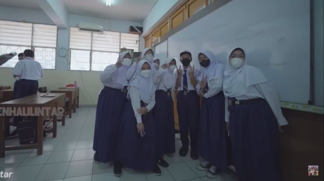 Momen hari pertama Muntaz Halilintar sekolah (YouTube/GEN HALILINTAR)