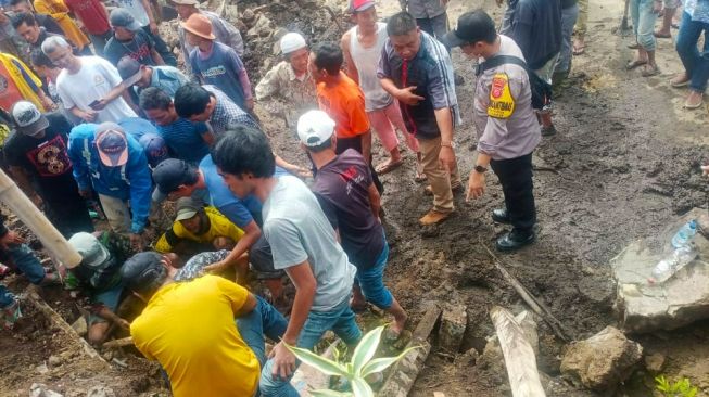 Warga Bersama Petugas BPBD KBB Membersihkan Material Longsor di Desa Citatah, Kecamatan Padalarang, Kabupaten Bandung Barat pada Kamis (13/10/2022)  [Ist]