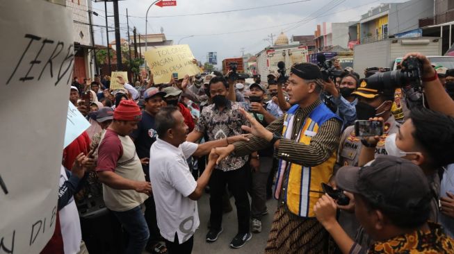 Ganjar Turun Tangan Temui Warga yang Demo Soal Jalan Ditutup KAI