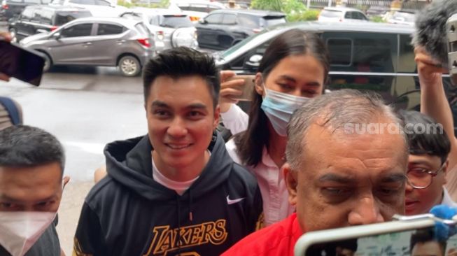 Baim Wong dan Paula Verhoeven di Polres Metro Jakarta Selatan [Suara.com/Adiyoga Priyambodo]