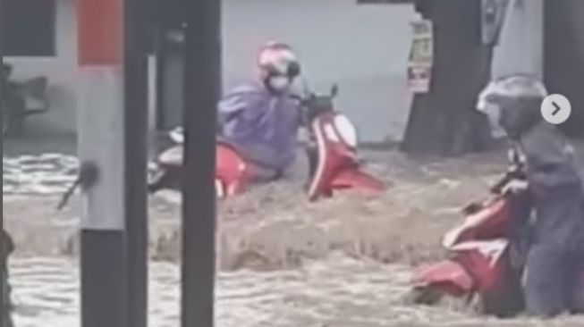 Video viral detik-detik sejumlah pemotor nyaris terseret banjir di Semarang Barat mendadak jadi perbincangan di media sosial (medsos). [Instagram @batanginfo.id]