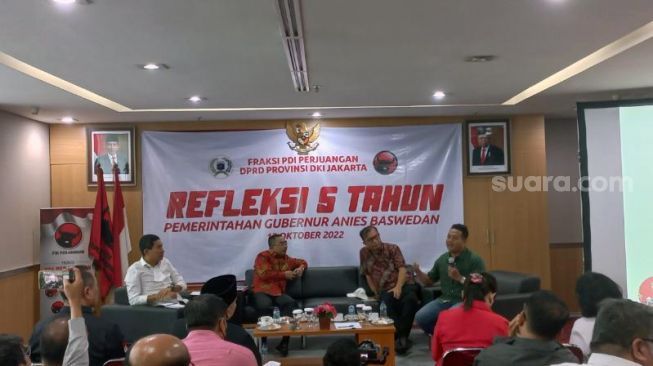 Direktur Eksekutif Parameter Politik Indonesia Adi Prayitno (kanan) dalam acara refleksi lima tahun Anies Baswedan di ruang Fraksi PDIP DPRD DKI Jakarta, Kamis (13/10/2022). [Suara.com/Fakhri Fuadi Muflih]