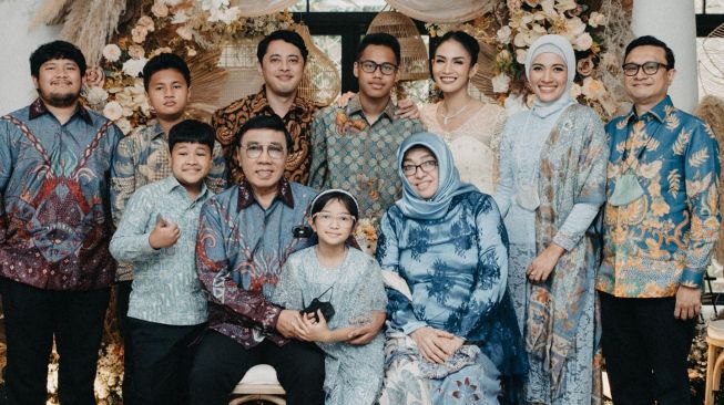 Potret pertunangan Aulia Sarah (Instagram/@adityarandra)