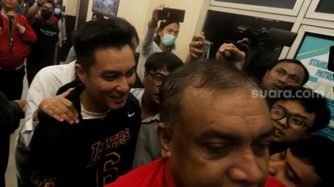 Baim Wong dan istrinya, Paula Verhoeven memenuhi panggilan Polres Jakarta Selatan terkait kasus prank KDRT hari ini, Kamis (13/10/2022). [Suara.com/Oke Atmaja]