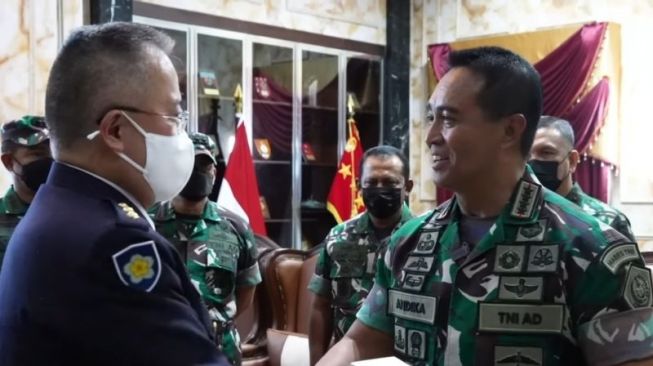 Panglima TNI Jenderal Andika Perkasa bersama Chief Of Staff Japan Ground Self-Defense Force Jenderal Yoshida Yoshihide membahas kerja sama Indonesia-Jepang di bidang militer yang salah satunya yakni memperkuat pertahanan pantai. [ANTARA]