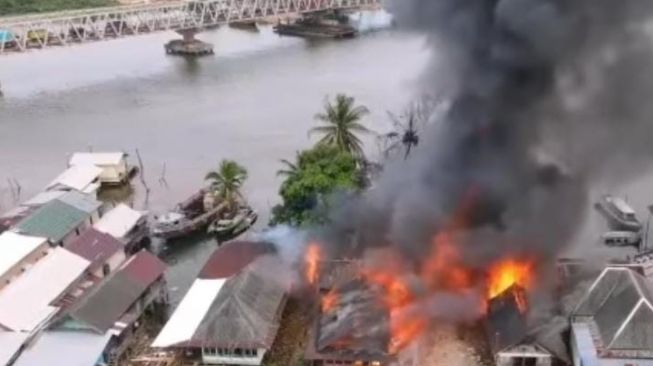 Gudang Simpan BBM di Sumsel Kembali Terbakar, Menjalar ke Rumah Warga