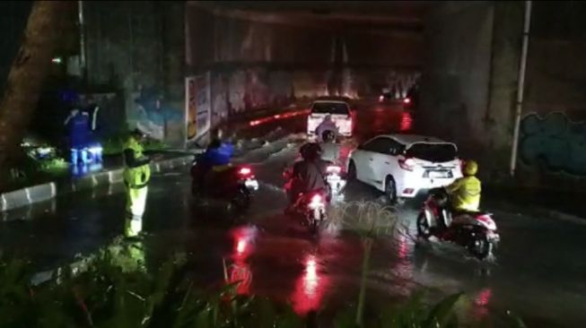 Jalan Sempat Terputus Akibat Banjir, Kolong Tol JORR Meruya Sudah Bisa Dilewati Kendaraan