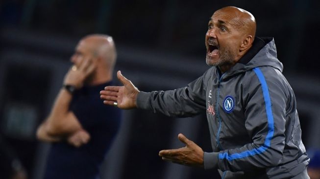 Gestur pelatih Napoli, Luciano Spalletti pada laga Liga Champions kontra Ajax di Stadion Diego Armando Maradona, Naples, Italia, Kamis (13/10/2022) dini hari WIB. [FILIPPO MONTEFORTE / AFP]