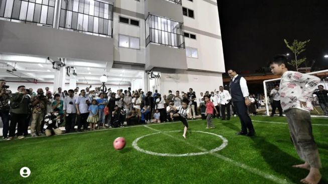 Gubernur DKI Jakarta Anies Baswedan telah meresmikan Kampung Susun Bayam, di Jakarta Utara, pada Rabu (12/10/2022) malam. Bangunan rumah vertikal itu persis bersebelahan dengan Jakarta International Stadium (JIS). (Foto istimewa/instagram @aniesbaswedan)