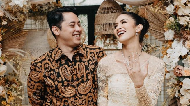 9 Momen Pertunangan Aulia Sarah dan Adityar Zulhyandra Aladin, Bahagia Pamer Cincin Tunangan