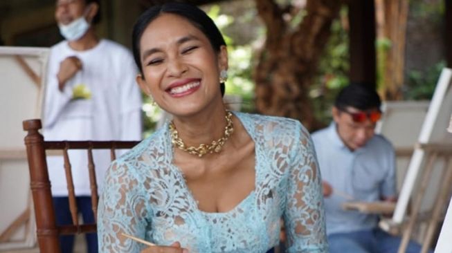 Potret Happy Salma Hadiri Undangan Pakai Baju Bali (Instagram/@happysalma)