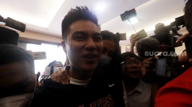 Baim Wong dan istrinya, Paula Verhoeven memenuhi panggilan Polres Jakarta Selatan terkait kasus prank KDRT hari ini, Kamis (13/10/2022). [Suara.com/Oke Atmaja]