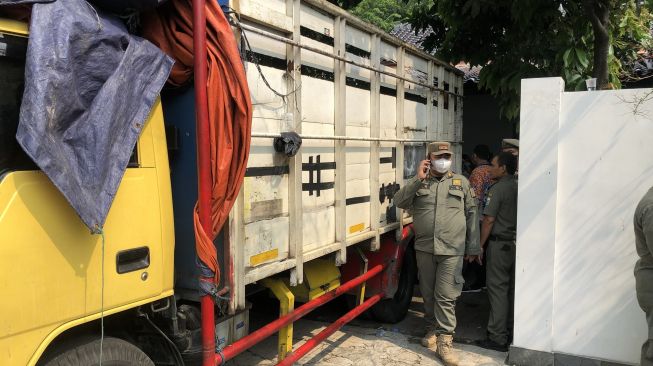 Petugas Gabungan Masih Sibuk Kosongkan Barang-barang di Rumah Wanda Hamidah