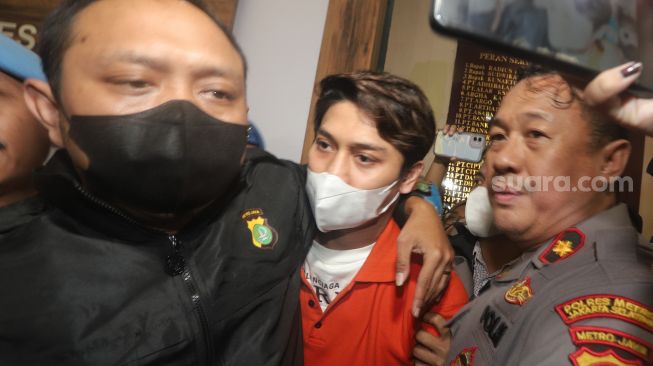 Rizky Billar dihadirkan saat rilis kasus KDRT di Polres Jakarta Selatan, Kamis (13/10). [Suara.com/Oke Atmaja]