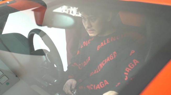 Momen Rizky Billar Pamer Mobil Mewah (YouTube TAULANY TV)