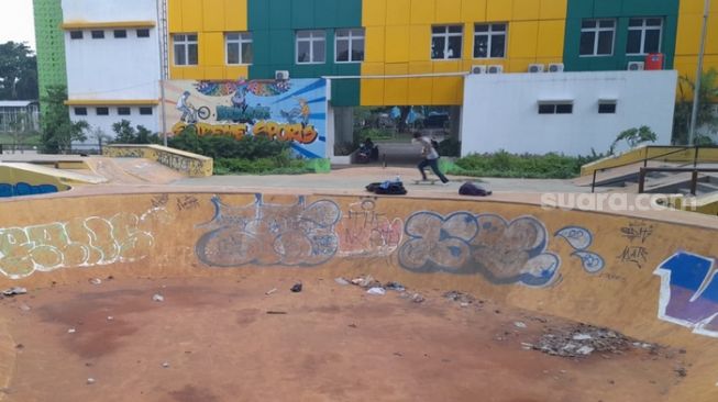 Kondisi area skatepark di kawasan Gedung Creative Center, Lapangan Multiguna, Kecamatan Bekasi Timur, Kota Bekasi  yang dipenuhi coretan dan seperti tak terurus (Suara.com/Danan Arya)