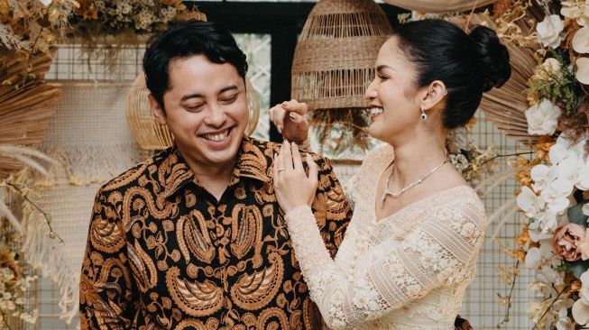 Potret pertunangan Aulia Sarah (Instagram/@adityarandra)