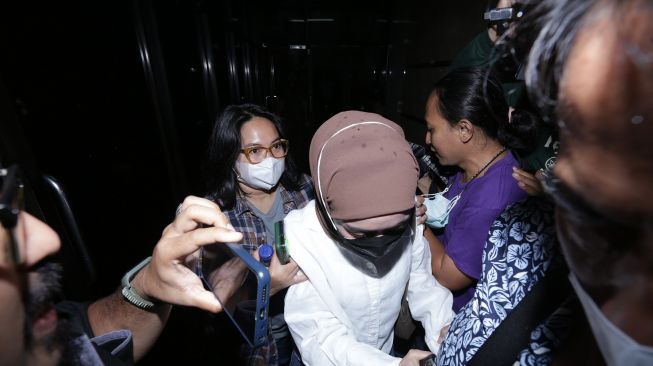 Lesti Kejora memenuhi panggilan Polres Jakarta Selatan, Kamis (13/10). [Suara.com/Oke Atmaja]