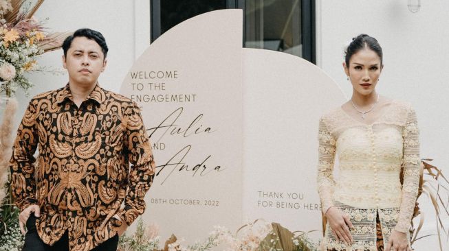 Potret pertunangan Aulia Sarah (Instagram/@adityarandra)