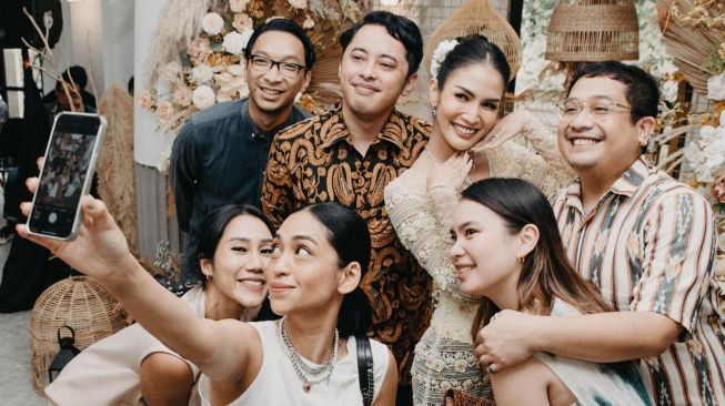 Potret pertunangan Aulia Sarah (Instagram/@adityarandra)