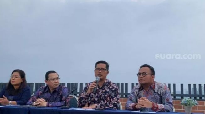 Tim kuasa hukum Ferdy Sambo dan Putri Candrawathi dalam konferensi pers di Jakarta Pusat jelang sidang pembunuhan Brigadir J, Rabu (12/10/2022). [Suara.com/Yaumal Asri Adi Hutasuhut]