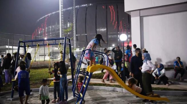 Gubernur DKI Jakarta Anies Baswedan telah meresmikan Kampung Susun Bayam, di Jakarta Utara, pada Rabu (12/10/2022) malam. Bangunan rumah vertikal itu persis bersebelahan dengan Jakarta International Stadium (JIS). (Foto istimewa/instagram @aniesbaswedan)