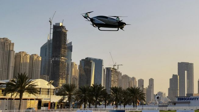 Mobil terbang listrik Xpeng X2 saat diuji coba selama pameran teknologi GITEX di Dubai, Uni Emirat Arab, Senin (10/10/2022). [Dubai Chambers / AFP]
