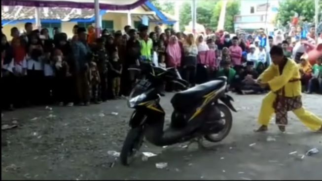 Viral Sejumlah Pemuda Terpental Sentuh Motor yang Diisi Tenaga Dalam, Netizen: Pesulap Merah Tertawa Melihat Ini