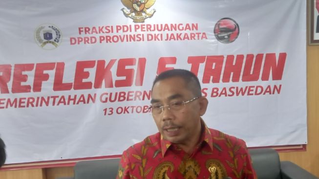 Ketua Fraksi PDIP di DPRD DKI Jakarta, Gembong Warsono. (Suara.com/Arga)