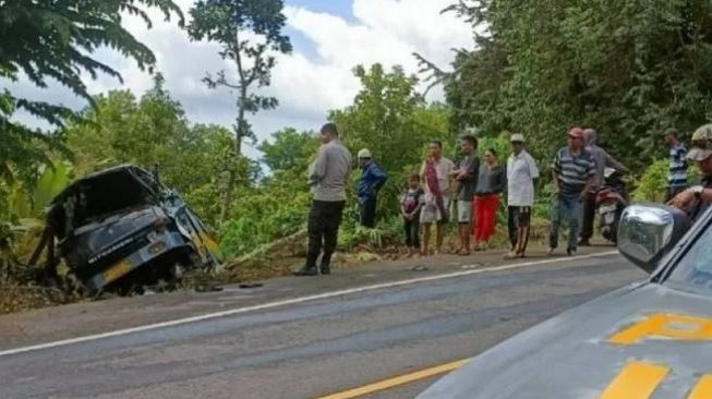 Satu Keluarga Rombongan Pengantin Kecelakaan Karena Minibus Masuk Jurang