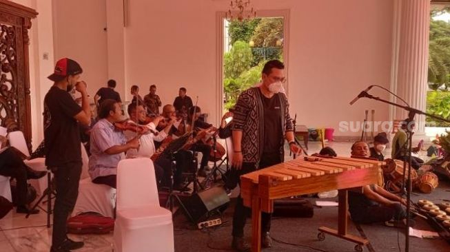 Sejumlah musisi mulai bersiap dalam acara perpisahan Anies Baswedan dan Ahmad Riza Patria sebagai Gubernur dan Wakil Gubernur DKI Jakarta di Balai Kota, Jumat (14/10/2022). [Suara.com/Yosea Arga Pramudita]