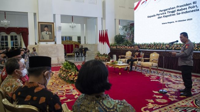 Presiden Joko Widodo (kedua kanan) mendengarkan sambutan dari Kapolri Jenderal Pol Listyo Sigit Prabowo (kanan) di Istana Negara, Jakarta, Jumat (14/10/2022). [ANTARA FOTO/Sigid Kurniawan/tom].