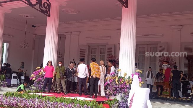 Balai Kota mulai bersolek jelang acara perpisahan Anies Baswedan dan Ahmad Riza Patria sebagai Gubernur dan Wakil Gubernur DKI Jakarta, Jumat (14/10/2022). [Suara.com/Yosea Arga Pramudita]