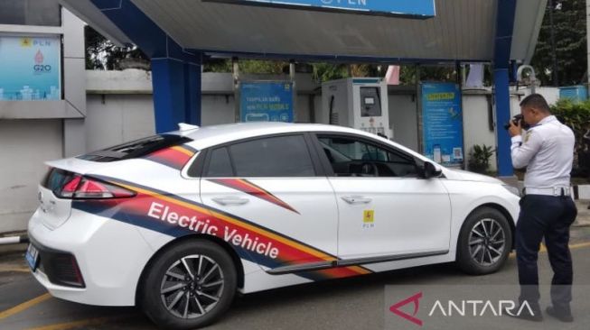 Mobil listrik di SPKLU PLN Samarinda (ANTARA/R'sya R)