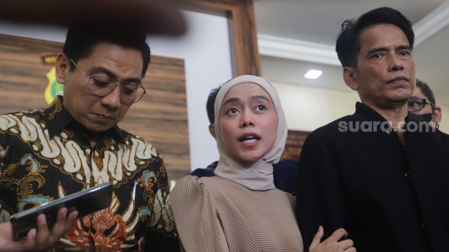 Lesti Kejora (kiri) bersama ayahnya Endang Mulyana (kanan) saat memberikan keterangan pers di Polres Jakarta Selatan, Jumat (14/10). [Suara.com/Oke Atmaja]