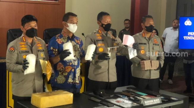 Polda Metro Jaya mengungkap kasus dan peran para tersangka kasus narkoba jenis sabu yang melibatkan lima anggota Polri di Polres Metro Jakarta Pusat, Jumat (14/10/2022). [Suara.com/Faqih Fathurrahman]