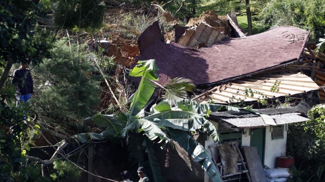 Longsor di Desa Gunung Geulis Bogor Timpa Bangunan Vila