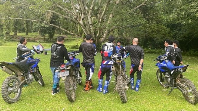 Berkendara di jalur off-road membutuhkan teknik khusus yang dapat dipelajari oleh konsumen agar semakin enjoy menggunakan motor kesayangan mereka.Untuk itu instruktur pun menimba teknik agar bisa skill-up [Yamaha Territory V].