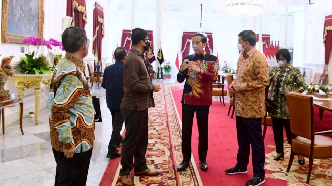 Tim Gabungan Independen Pencari Fakta (TGIPF) menyerahkan laporan hasil investigasi Tragedi Kanjuruhan kepada Presiden Joko Widodo atau Jokowi di Istana Negara, Jakarta, Jumat (14/10/2022). [Foto: Muchlis Jr - Biro Pers Sekretariat Presiden]