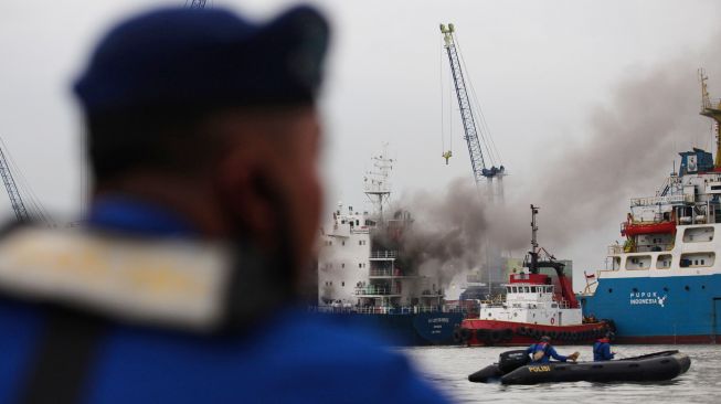 Pencarian Korban Kapal Terbakar Cantika Express 77 Diperluas