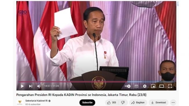 Tangkapan layar video asli yang diedit seolah Presiden Joko Widodo (Jokowi) membawa ijazah aslinya di depan umum. (Turnbackhoax.id)