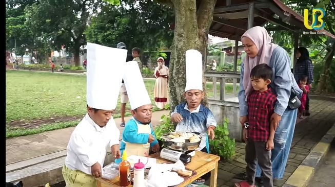 Momen Ucok Baba Jualan Sosis di Pinggir Jalan (YouTube/Ucok Baba Official)