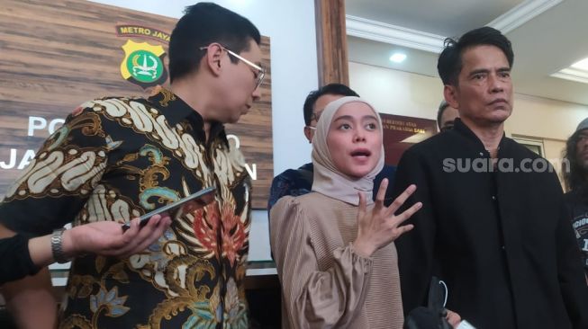Lesti Kejora didampingi ayah dan pengacaranya saat berikan pernyataan soal pencabutan laporan terhadap Rizky Billar di Polres Jakarta Selatan, Jumat (14/10/2022) [Oke Atmaja]