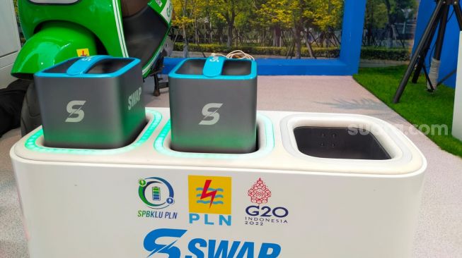 Contoh recharging baterai sepeda motor listrik dan battery swap di IIMS Hybrid 2022 [Suara.com/CNR ukirsari].