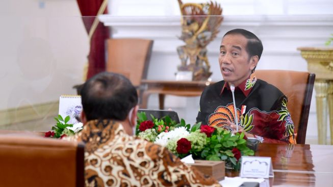 Tim Gabungan Independen Pencari Fakta (TGIPF) menyerahkan laporan hasil investigasi Tragedi Kanjuruhan kepada Presiden Joko Widodo atau Jokowi di Istana Negara, Jakarta, Jumat (14/10/2022). [Foto: Muchlis Jr - Biro Pers Sekretariat Presiden]