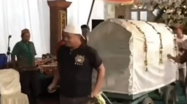 Viral Video Iring-Iringan Jenazah Lewati Hajatan Pernikahan di Mojokerto