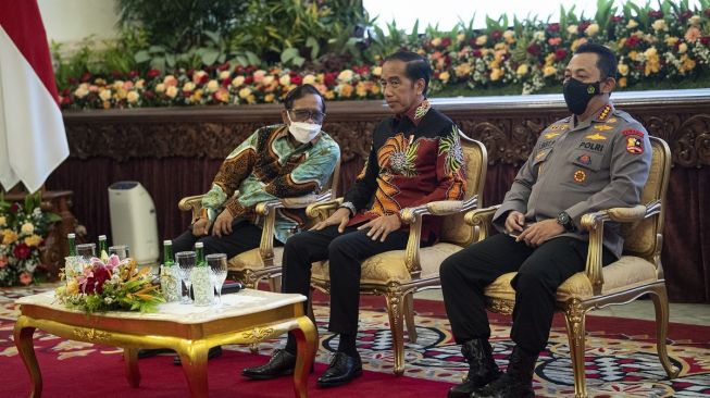 esiden Joko Widodo (tengah) berbincang dengan Menko Polhukam Mahfud MD (kiri) dan Kapolri Jenderal Pol Listyo Sigit Prabowo sebelum menyampaikan pengarahan di Istana Negara, Jakarta, Jumat (14/10/2022). [ANTARA FOTO/Sigid Kurniawan/tom].